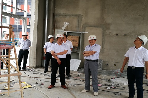 王全进副董事长一行视察新能源公司(酒泉校区)综合大楼工程建设 王全进副董事长一行视察新能源公司(酒泉校区)综合大楼工程建设
