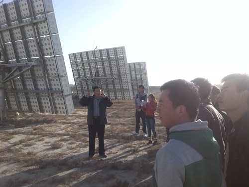 新能源公司师生参观光伏发电厂